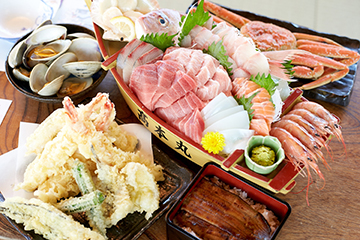 天ぷら、刺身盛り合わせ、あさりなど船上で提供される和食